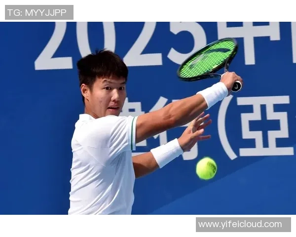 我国网球巡回赛香港公开赛男子单打第二轮肖霖昂2比0打败韩锡悦